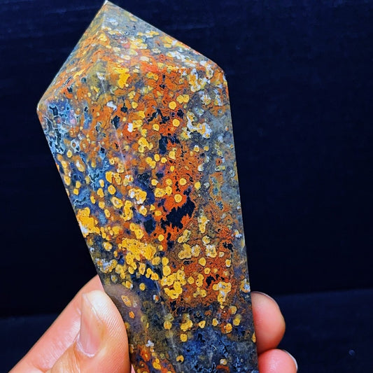 Pierre de cristal de tour en jaspe océanique naturel 431G