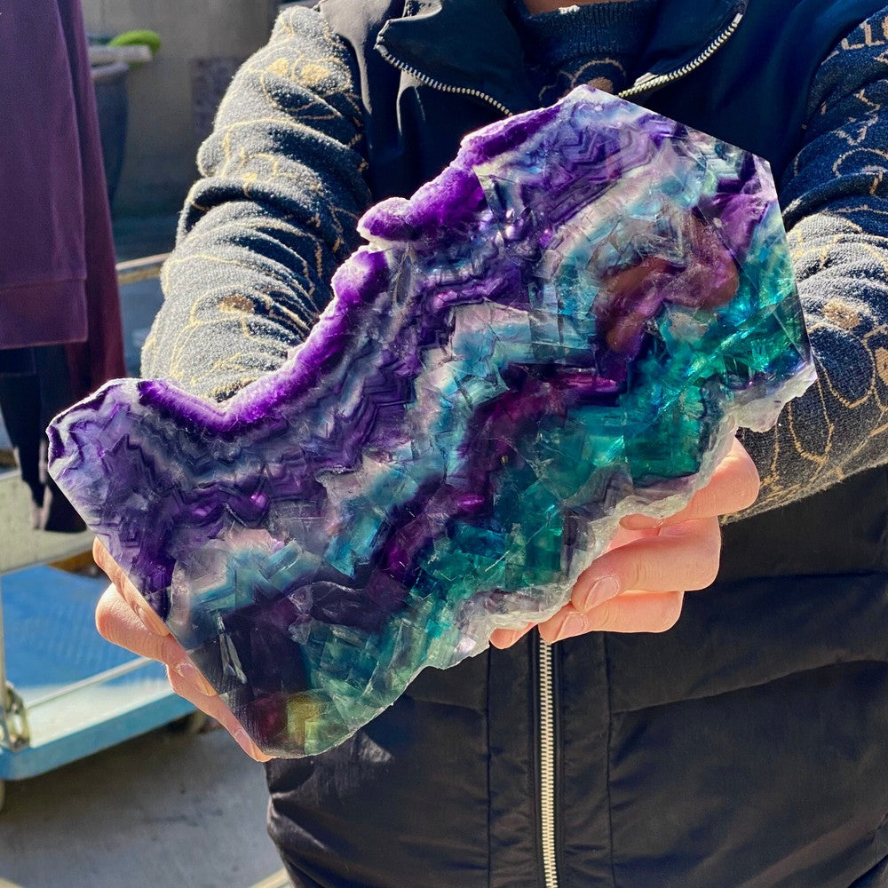 Spécimen minéral de flocons de cristal de quartz en tranche de fluorite colorée naturelle de 4,6 lb