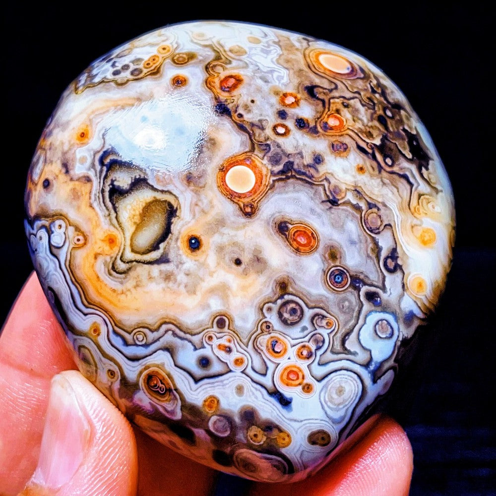 Natural Polished Silk Banded Agate Lace Agate Crystal Madagascar