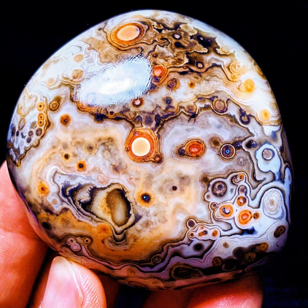 Natural Polished Silk Banded Agate Lace Agate Crystal Madagascar