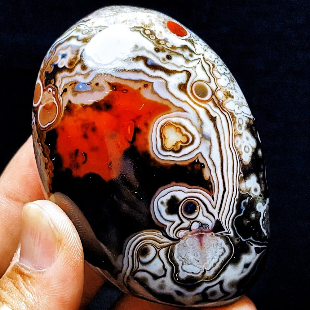 Natural Polished Silk Banded Agate Lace Agate Crystal Madagascar