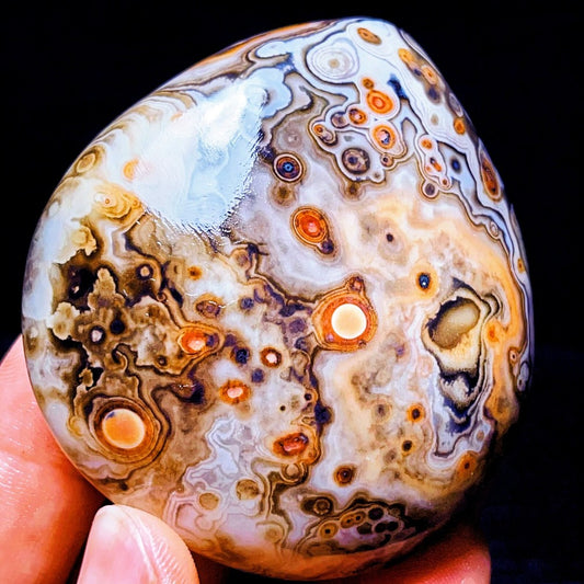 Natural Polished Silk Banded Agate Lace Agate Crystal Madagascar